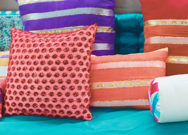 Not all decorative pillows can be washed in the washing machine